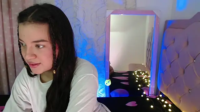 Snapshot of beauty_lana18 chatting on 11.13.25 beauty lana18 online show from 11.13.25