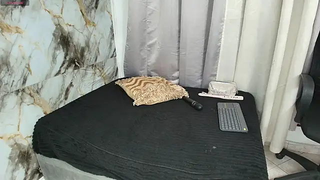 Snapshot of beauty_lana18 chatting on 12.18.25 beauty lana18 online show from 12.18.25