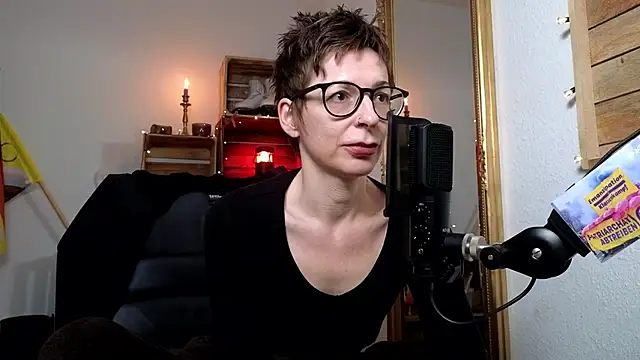 Snapshot of Antifistin chatting on 10.18.25 Antifistin online show from 10.18.25