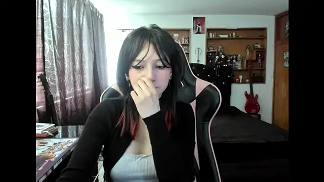 Snapshot of Maki_Zein_ chatting on 10.30.25 Maki Zein online show from 10.30.25