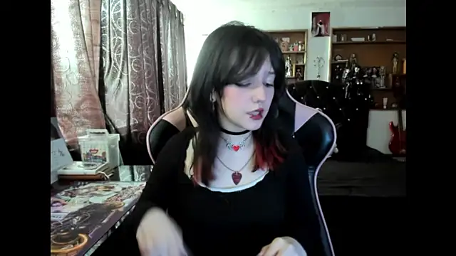 Snapshot of Maki_Zein_ chatting on 11.06.25 Maki Zein online show from 11.06.25