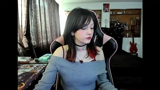 Snapshot of Maki_Zein_ chatting on 11.12.25 Maki Zein online show from 11.12.25