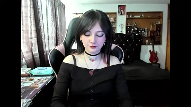 Snapshot of Maki_Zein_ chatting on 11.13.25 Maki Zein online show from 11.13.25