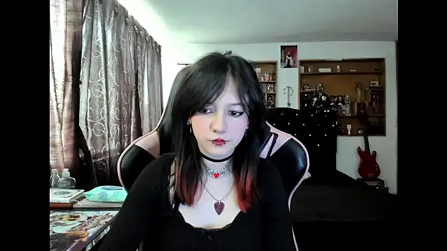 Snapshot of Maki_Zein_ chatting on 11.20.25 Maki Zein online show from 11.20.25