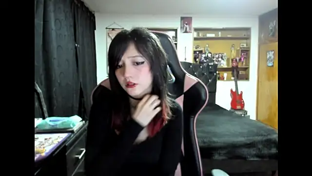 Snapshot of Maki_Zein_ chatting on 11.21.25 Maki Zein online show from 11.21.25