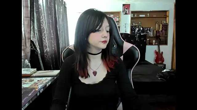 Snapshot of Maki_Zein_ chatting on 11.25.25 Maki Zein online show from 11.25.25