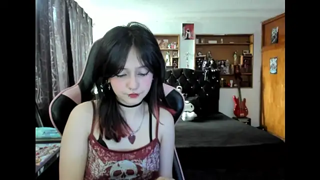 Snapshot of Maki_Zein_ chatting on 11.26.25 Maki Zein online show from 11.26.25