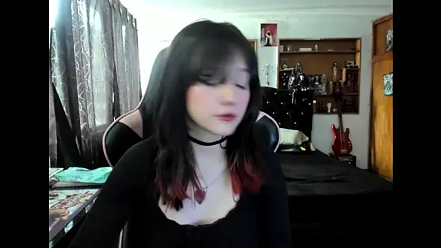 Snapshot of Maki_Zein_ chatting on 11.28.25 Maki Zein online show from 11.28.25