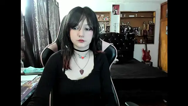 Snapshot of Maki_Zein_ chatting on 12.01.25 Maki Zein online show from 12.01.25