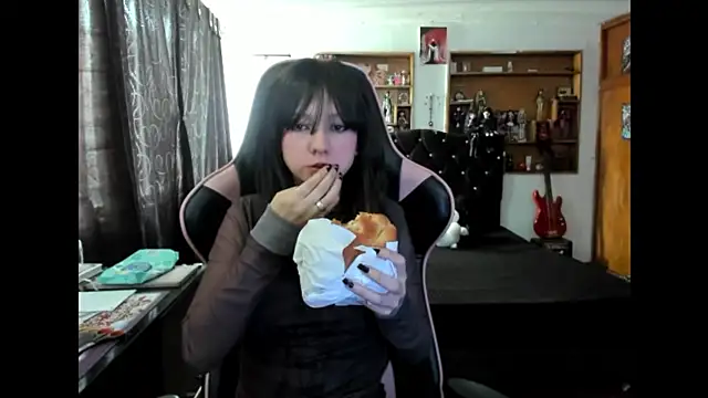 Snapshot of Maki_Zein_ chatting on 12.02.25 Maki Zein online show from 12.02.25