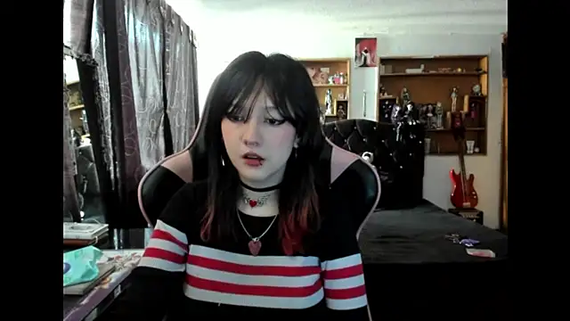 Snapshot of Maki_Zein_ chatting on 12.04.25 Maki Zein online show from 12.04.25