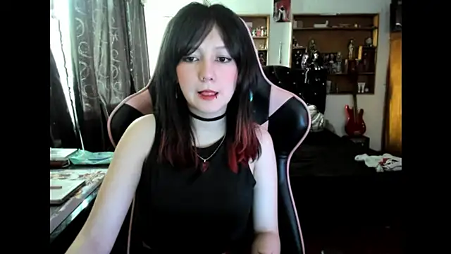 Snapshot of Maki_Zein_ chatting on 12.05.25 Maki Zein online show from 12.05.25