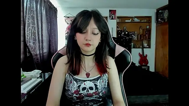 Snapshot of Maki_Zein_ chatting on 12.16.25 Maki Zein online show from 12.16.25