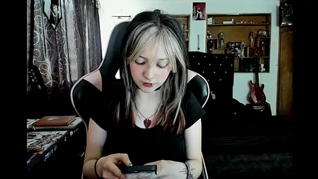 Snapshot of Maki_Zein_ chatting on 01.08.26 Maki Zein online show from 01.08.26