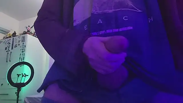 Snapshot of tykun chatting on 12.18.25 tykun online show from 12.18.25