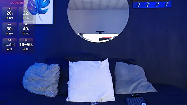 Snapshot of TamaraaRoss_ chatting on 11.21.25 TamaraaRoss online show from 11.21.25