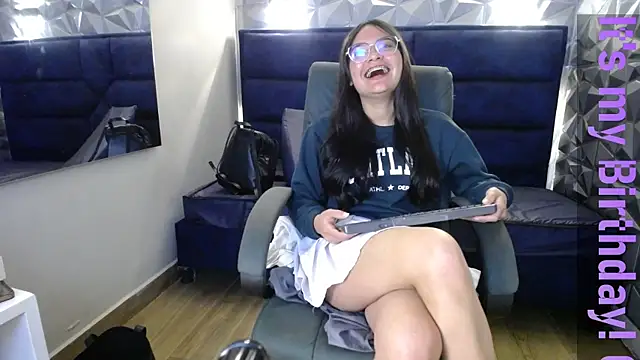 Snapshot of _kita chatting on 11.19.25 kita online show from 11.19.25