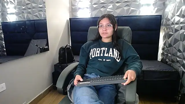 Snapshot of _kita chatting on 11.25.25 kita online show from 11.25.25