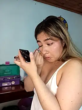 Snapshot of sofiazaf5 chatting on 12.15.25 sofiazaf5 online show from 12.15.25