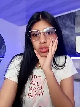 Snapshot of Briseida-White chatting on 10.15.25 Briseida-White online show from 10.15.25