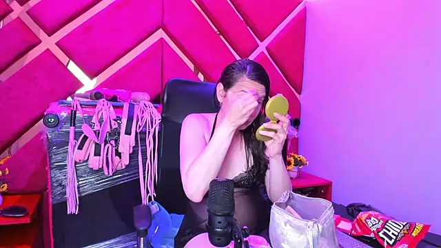 Kylie Bloom online show from 06.24.26