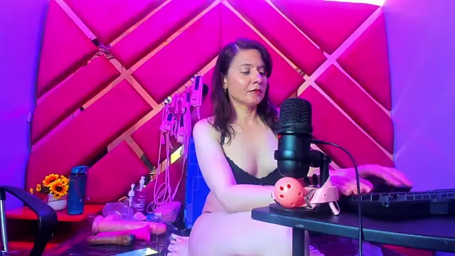 Kylie Bloom online show from 08.04.26