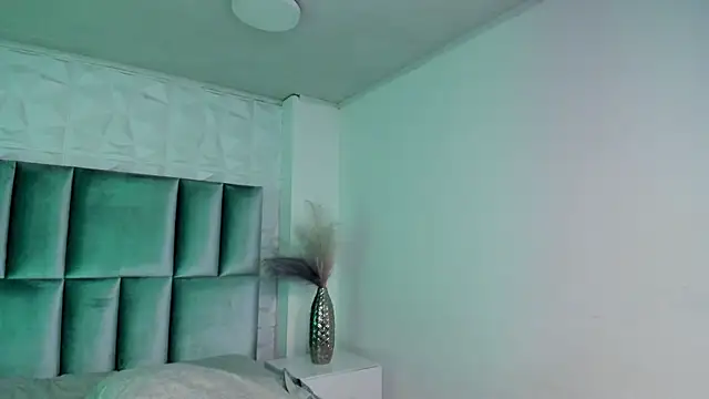 HollyPeach online show from 04.28.26