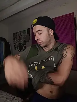 Snapshot of saenzjhonny chatting on 10.13.25 saenzjhonny online show from 10.13.25