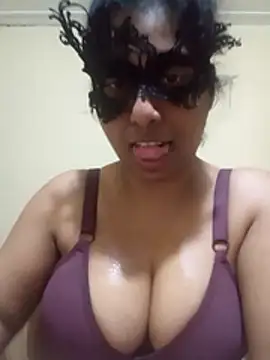 Snapshot of Expose_Queen chatting on 11.29.25 Expose Queen online show from 11.29.25