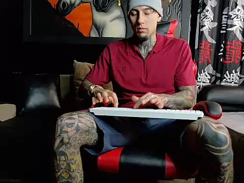 Snapshot of Molotov_Explosive chatting on 11.08.25 Molotov Explosive online show from 11.08.25