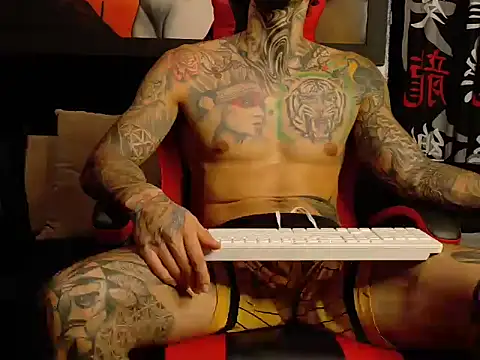 Snapshot of Molotov_Explosive chatting on 11.11.25 Molotov Explosive online show from 11.11.25