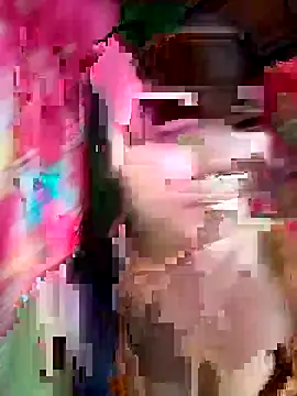 Snapshot of sweet_lara33 chatting on 10.13.25 sweet lara33 online show from 10.13.25