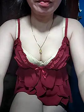 Snapshot of LeanaLy chatting on 11.03.25 LeanaLy online show from 11.03.25