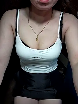 Snapshot of LeanaLy chatting on 11.07.25 LeanaLy online show from 11.07.25