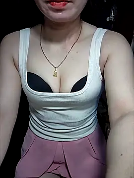 Snapshot of LeanaLy chatting on 11.08.25 LeanaLy online show from 11.08.25