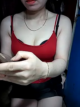 Snapshot of LeanaLy chatting on 11.10.25 LeanaLy online show from 11.10.25