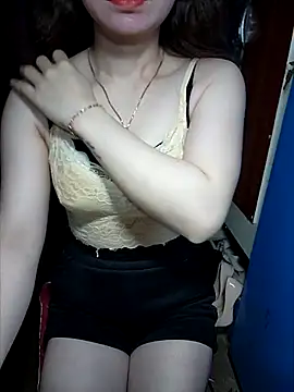 Snapshot of LeanaLy chatting on 11.11.25 LeanaLy online show from 11.11.25