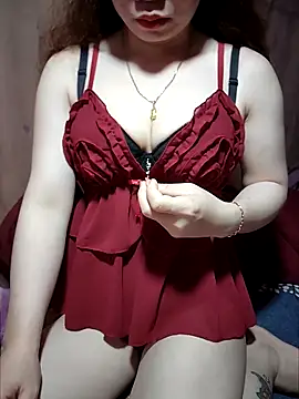 Snapshot of LeanaLy chatting on 11.17.25 LeanaLy online show from 11.17.25