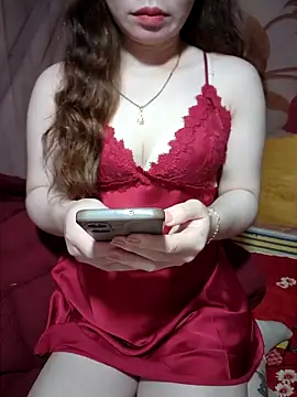 Snapshot of LeanaLy chatting on 11.22.25 LeanaLy online show from 11.22.25