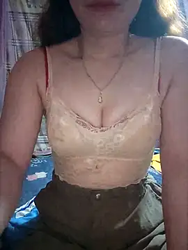 Snapshot of LeanaLy chatting on 12.02.25 LeanaLy online show from 12.02.25