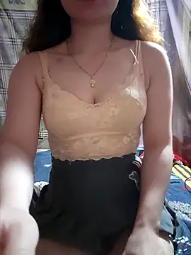 Snapshot of LeanaLy chatting on 12.04.25 LeanaLy online show from 12.04.25