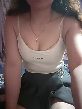 Snapshot of LeanaLy chatting on 12.04.25 LeanaLy online show from 12.04.25