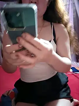 Snapshot of LeanaLy chatting on 12.20.25 LeanaLy online show from 12.20.25