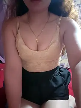 Snapshot of LeanaLy chatting on 12.22.25 LeanaLy online show from 12.22.25