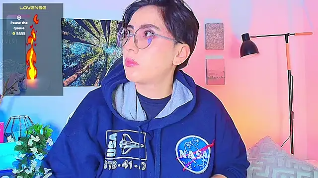 Snapshot of Alex_carter chatting on 11.20.25 Alex carter online show from 11.20.25