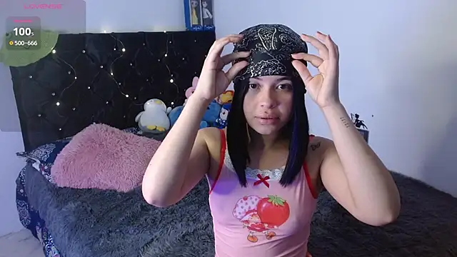 Snapshot of Megan_ve chatting on 11.26.25 Megan ve online show from 11.26.25