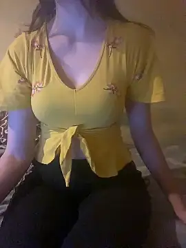 Snapshot of KittieCreme chatting on 12.05.25 KittieCreme online show from 12.05.25