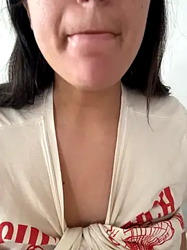 Snapshot of mamimamacitaaa chatting on 10.21.25 mamimamacitaaa online show from 10.21.25