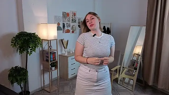 Snapshot of ClarePratillo chatting on 10.20.25 ClarePratillo online show from 10.20.25