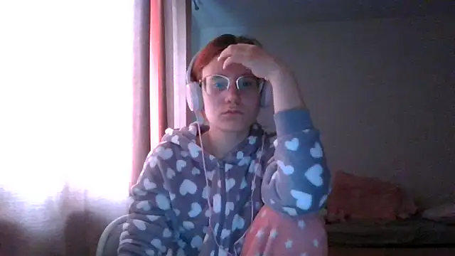 Snapshot of LuckySLove chatting on 06.17.26 LuckySLove online show from 06.17.26